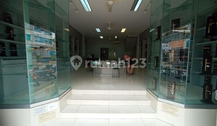 Ruko Letaknya di Pinggir Jl Pinangsia di Sewa Siap Huni.kondisi Bagus