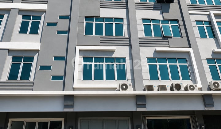 English translation: Toho Shophouse Pik5, Tidy Condition, Spacious Parking.
