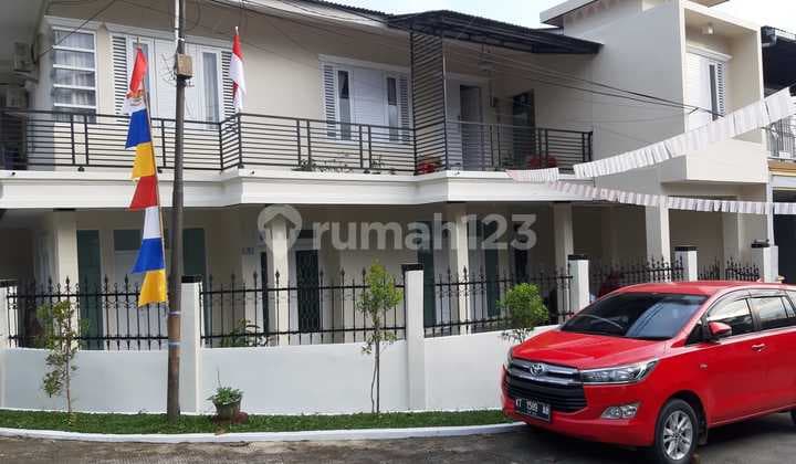 Rumah mewah di hook tingkat 2 di Jl. Dahlia, Batu Ampar Lestari