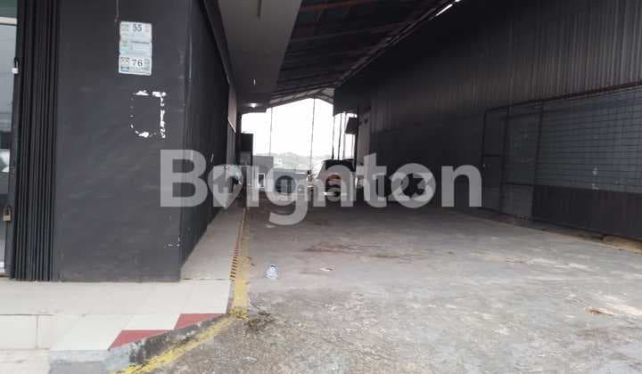 Workshop luas di pinggir jalan besar dan ditengah kota balikpapan