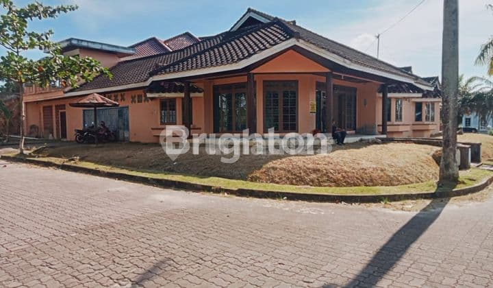 Rumah Konsep villa di perumahan Bukit Damai Indah