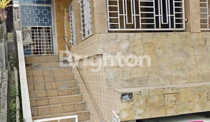 A strategic residence in the center of Balikpapan city, suitable for a boarding house business, and move-in ready.