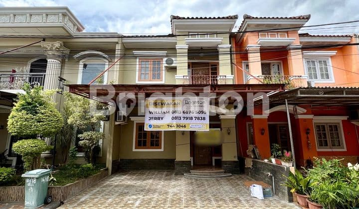 RUMAH TOWNHOUSE CANTIK DAN SANGAT NYAMAN DI KOMPLEK PERUMAHAN MEWAH