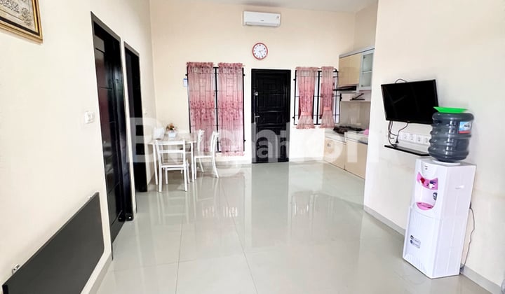 RUMAH FULL FURNISHED CANTIK DAN NYAMAN SIAP PAKAI DI DALAM KOMPLEK CLUSTER