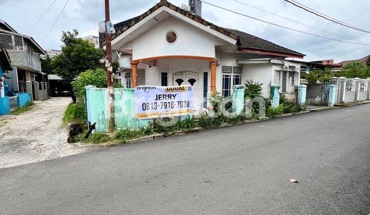 TANAH DENGAN BANGUNAN RUMAH LOKASI STRATEGIS DI TENGAH KOTA DI BELAKANG MALL