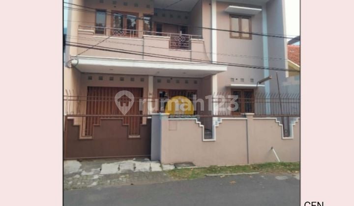 Rumah 2 lantai di tengah kota