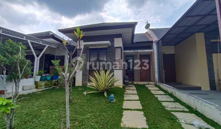 Rumah Dengan Taman Depan Dan Belakang Lingkungan Asri