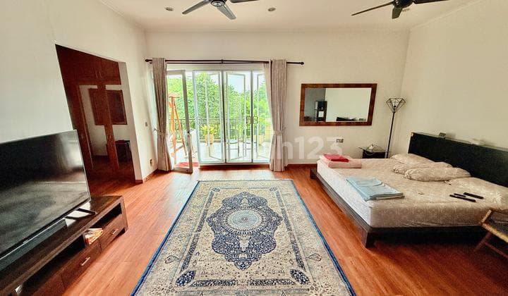 Rumah Mewah 3 Lantai dengan Rooftop & Backyard Luas Sentul City