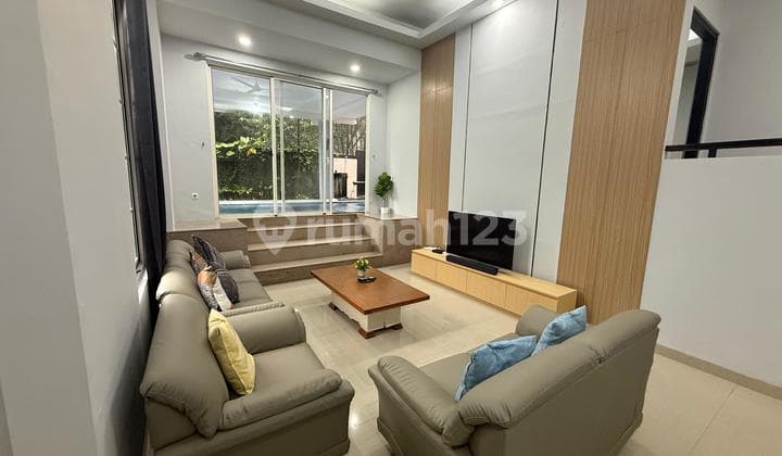Lokasi Elite, Rumah Dengan Privat Pool Posisi Hook Full Furnish!!