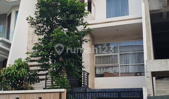 Rumah Manyar Permai PIK 8x25 4+1KT Semi Furnished Ada Gazebo BBQ