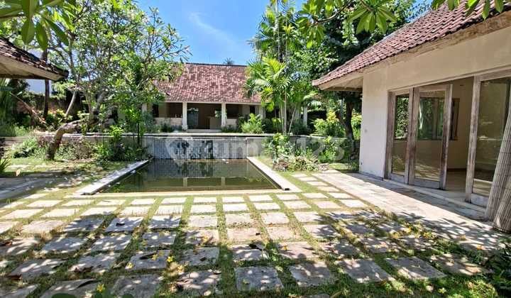 Jual Tanah Bonus Bangunan Vila di Canggu