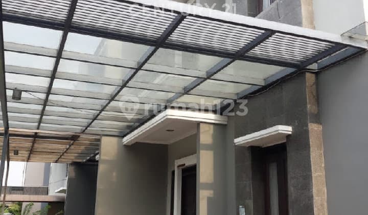Rumah Cantik di Komplek Singgasana Pradana Kota Bandung