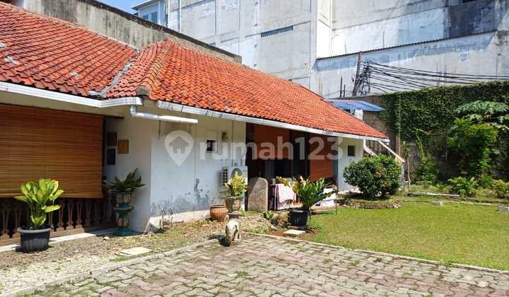 Old House for Sale in Elite and Highly Strategic Area on Jl. Kertosono, Menteng, Central Jakarta