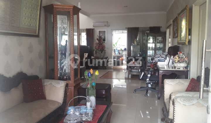 Rumah 2 Lantai Semi Furnished SHM di Jalan Wijaya Kusuma