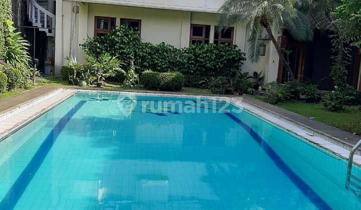 Di Rumah Mewah Strategis lokasi di Patra Kuningan, Jakarta Selatan.