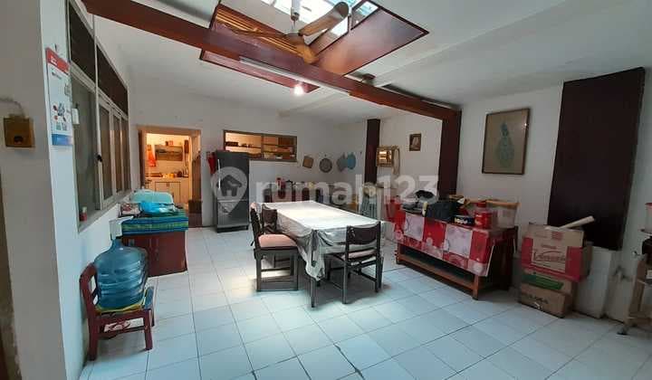For Sale 1 Unit of Old 2-Story House in Kemandoran, Kebayoran Lama, South Jakarta