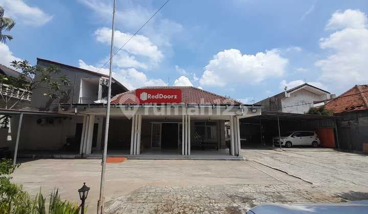 For Sale 2-Story Red Doorz Hotel House in Strategic Location, Senen, Central Jakarta