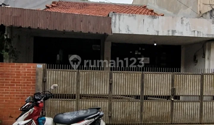 Rumah Tua Strategis di Tanjung Duren Selatan