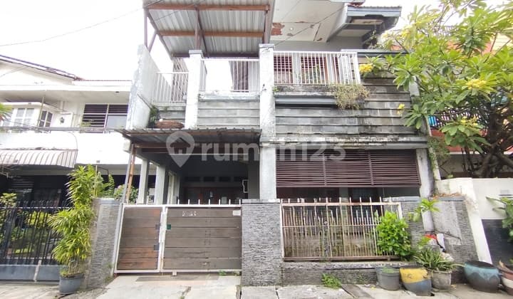 Rumah 2 Lantai di Pusat Kota Surabaya, Dekat Grand City
