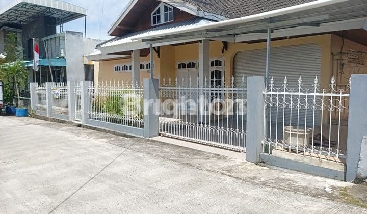 RUMAH BESAR DI PERUMAHAN MEWAH DI PUPUK BALIKPAPAN