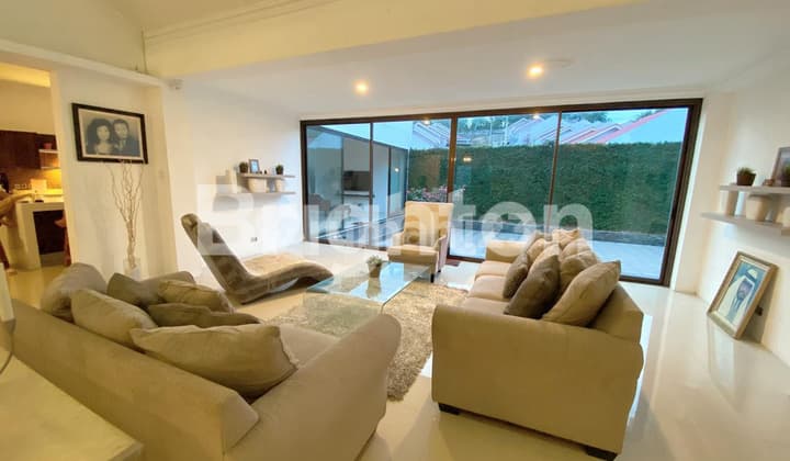 RUMAH MEWAH ELEGAN DENGAN DESAIN OPEN LAYOUT