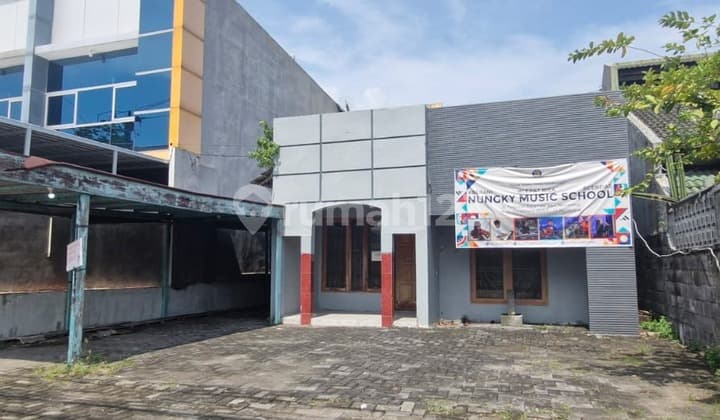 Premium Good Ready-to-Use House Strategic for Business in Tlogosaro