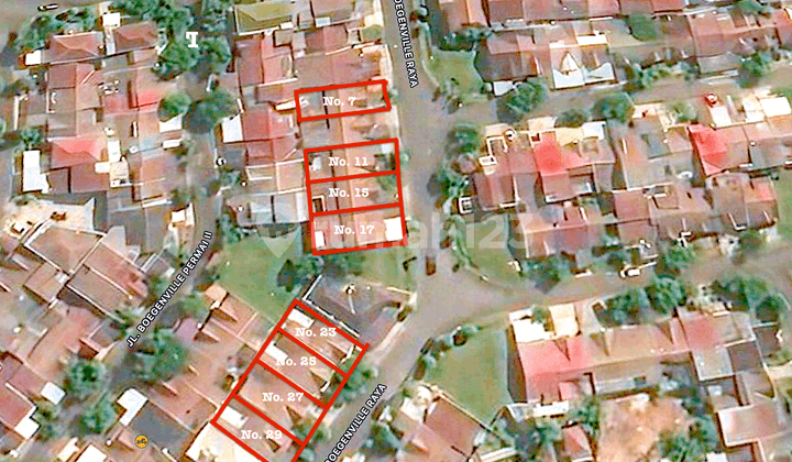 Delapan Rumah di Jalan Boulevard Kawasan Cluster Meadow Green Lippo