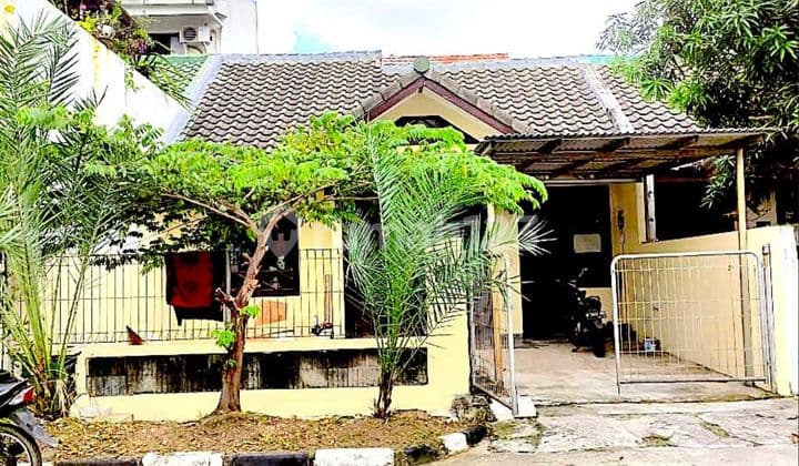 Rumah di Mekar Indah di Tepi Jalan Boulevard dan Golf Area Jababeka