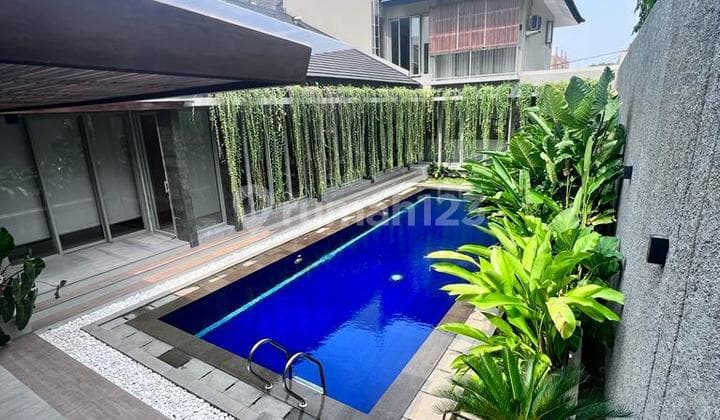 Dijual Rumah Modern 2 Lt. Konsep Villa Tropical Lokasi Strategis