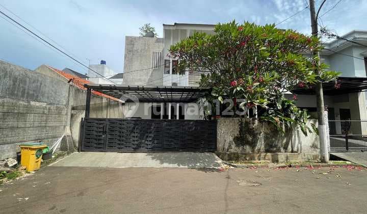 Rumah Pojok Hadap Selatan Semi Furnished di Sektor 9 Bintaro