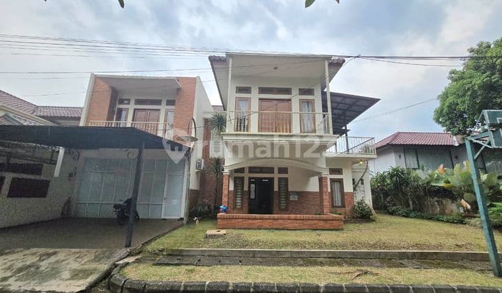 Rumah dengan Halaman Luas Dekat Akses KRL di Sektor 8 Bintaro