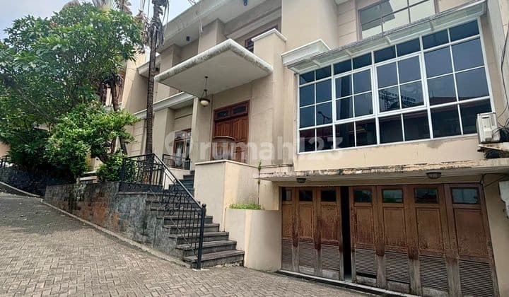 Rumah Cocok Untuk Kost Dengan Basement Luas di Cinere