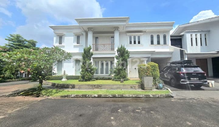 Rumah Mewah dengan Kolam Renang di Sektor 8 Bintaro