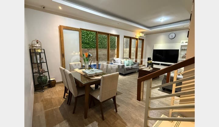 Rumah dengan Kolam Renang Full Furnished di Kebayoran Bintaro