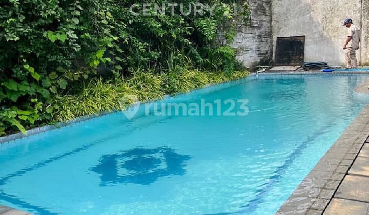Rumah 1 Lantai dengan Halaman Luas dan Kolam Renang di Kemang