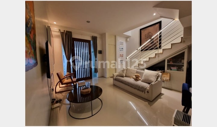 Rumah 2 Lantai di Clover Hill