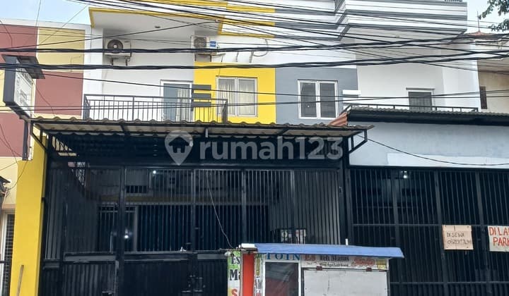 FOR SALE QUICKLY FULLY FURNISHED 3.5-FLOOR BOARDING HOUSE ON JL RAYA TAMAN CIBODAS TANGERANG