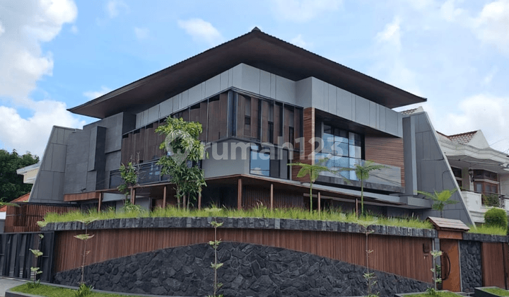 Rumah Mewah Ada Air Terjunnya di Manyar, Surabaya, Desain Modern Minimalis Siap Huni