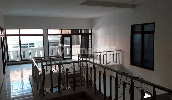 Ruko 2,5 Lantai Nol Jalan Tengah Surabaya, Parikiran Luas