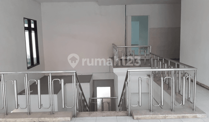 Ruko 2,5 Lantai Nol Jalan Tengah Surabaya, Parikiran Luas