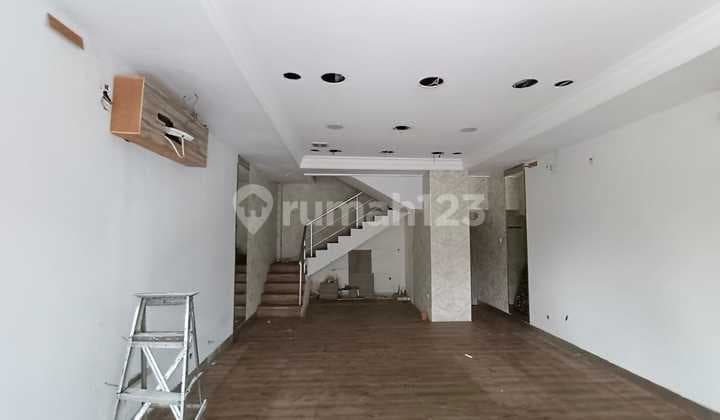 Di Sewa Ruko 2 Lantai di Kemang, Strategis Parkir Luas