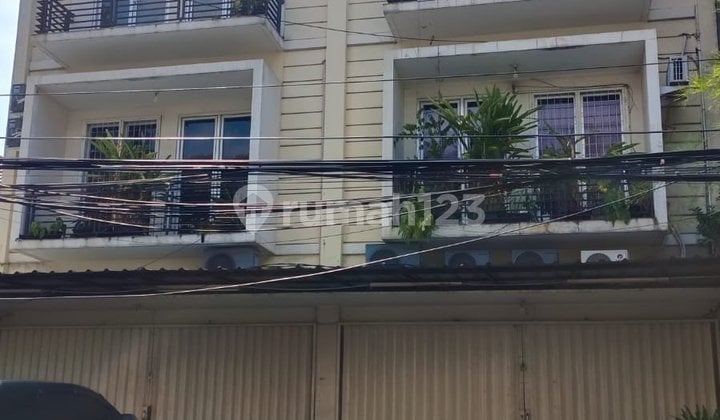 Di Sewa Ruko Gandeng 3 Lantai di Tomang, Strategis, Jalan Lebar Bebas Banjir