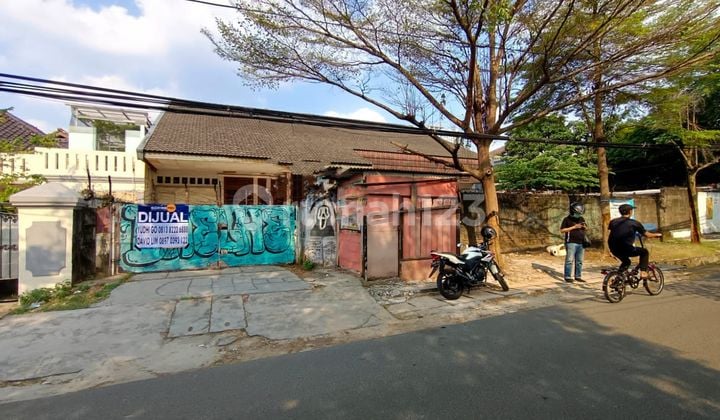 For Quick Sale: Old House with Land Calculation in Bintaro, South Jakarta, Flood-Free Comfortable Location