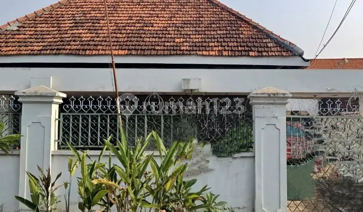 For Sale House in Petojo, Strategic Location Wide Road