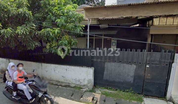 "For Sale: Old House, Land Included in Gajah Mada Area, Jakarta. Suitable for Building Boarding Houses, Shophouses, and Other Businesses."
