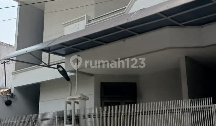 Di Sewakan Rumah 2 Lantai di Tomang, 4 Kamar Tidur, Dalam Komplek Bebas Banjir