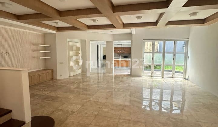 Di Sewa Rumah 2 Lantai Di Pondok Indah, Design Classic, Asri Dan Nyaman