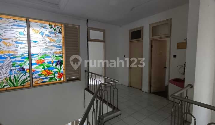 Di Jual Rumah 2 Lantai di Tomang, Dekat Pusat Perbelanjaan, Lingkungan Aman dan Nyaman