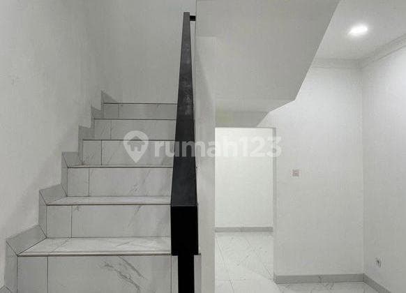 Di Jual Rumah 2 Lantai Di Cengkareng American Classic Style, Minimalis Siap Huni