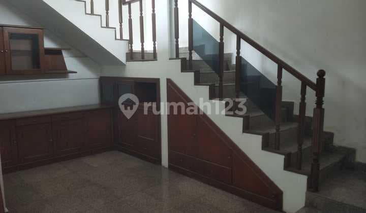 Di Sewakan Rumah 1,5 Lantai Di Menteng, 6 Kamar Tidur, Minimalis Bebas Banjir